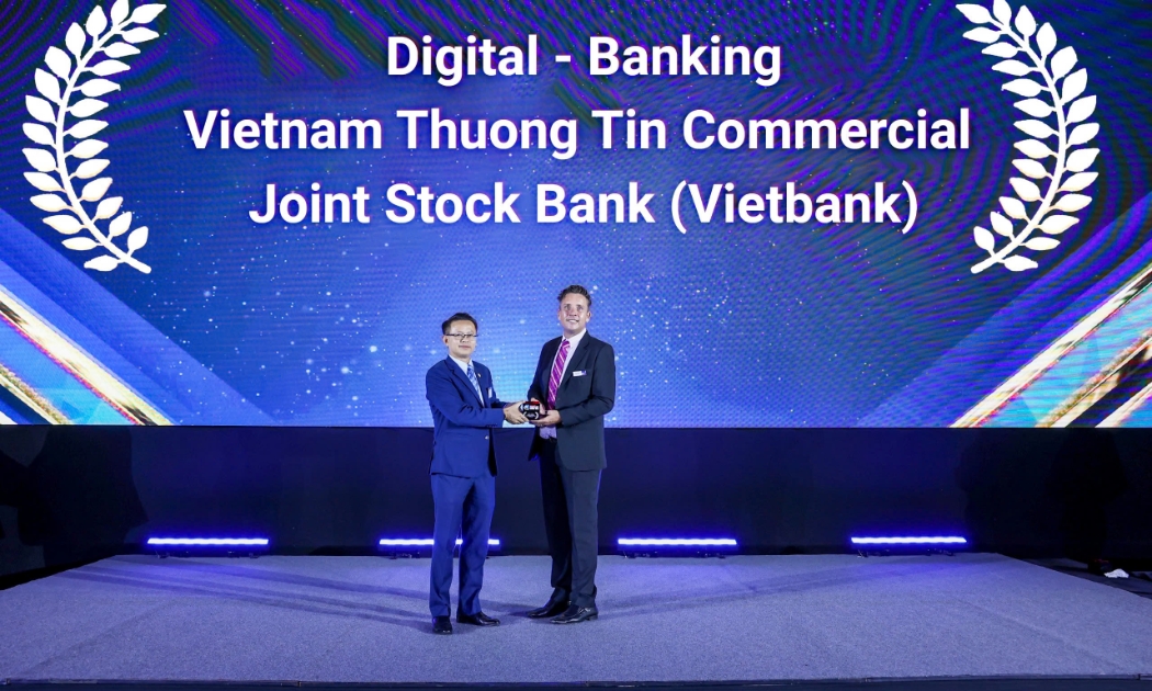 Đại diện Vietbank nhận giải thưởng Digital - Banking (Ngân hàng số) trong khuôn khổ Asian Technology Excellence Awards 2025 do Asian Business Review tổ chức.