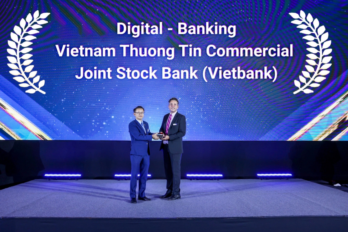 Đại diện Vietbank nhận giải thưởng Digital - Banking (Ngân hàng số) trong khuôn khổ Asian Technology Excellence Awards 2025 do Asian Business Review tổ chức.