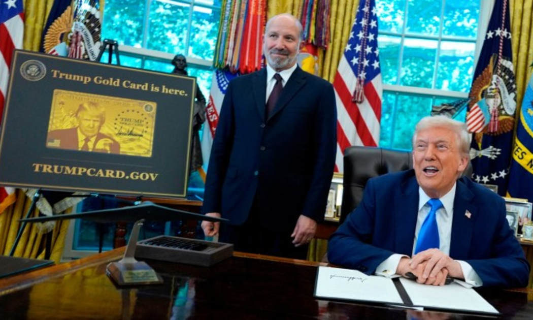 Tổng thống Mỹ Donald Trump phát biểu khi Bộ trưởng Thương mại Howard Lutnick đứng cạnh tấm áp phích Thẻ vàng Trump tại Văn phòng bầu dục - Ảnh: Retuers