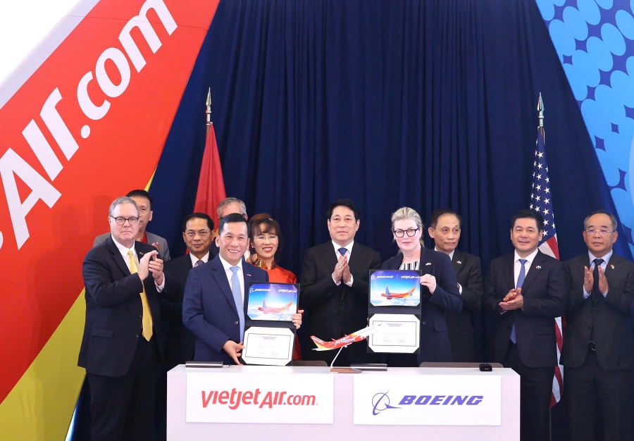 Tổng giám đốc Vietjet Đinh Việt Phương (trái) và Chủ tịch kiêm Tổng giám đốc Boeing Commercial Airplanes Stephanie Pope (phải) ký kết bàn giao máy bay 737-8 đầu tiên.