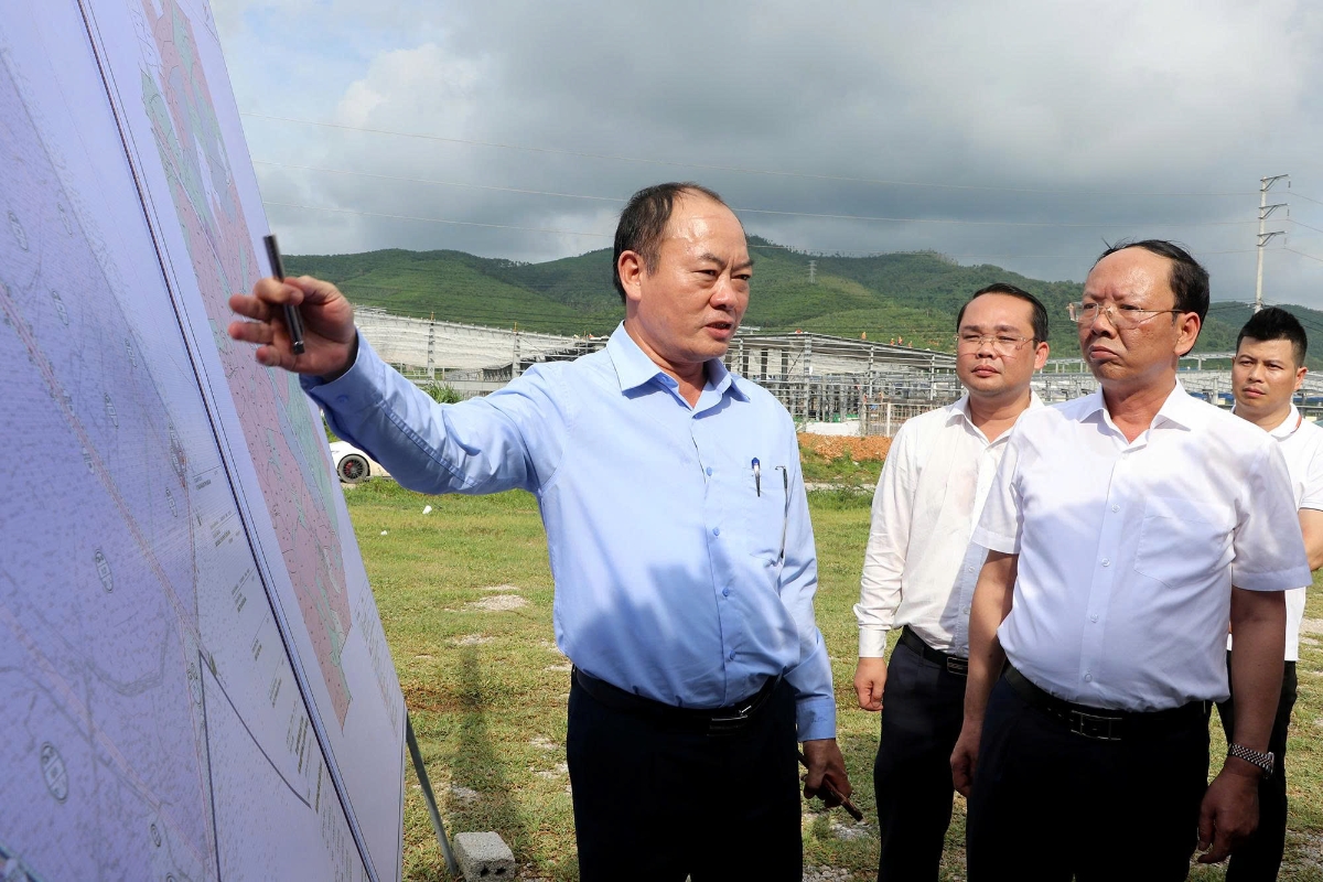 Trưởng Ban Quản lý Khu kinh tế Đông Nam Nghệ An báo cáo tại hiện trường dự án Khu công nghiệp Hoàng Mai II