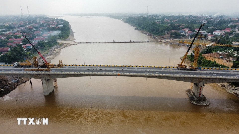 Hiện nay, các hạng mục còn lại đang được hoàn thiện để chuẩn bị cho lễ thông xe. (Ảnh: TTXVN)