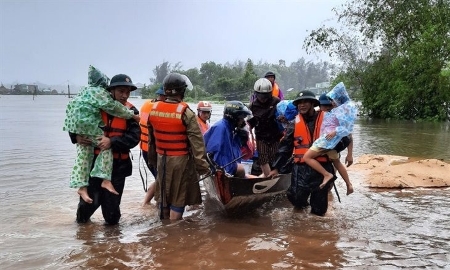 Không để gián đoạn khám chữa bệnh trong mưa lũ sau bão số 10