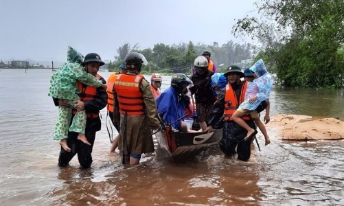 Không để gián đoạn khám chữa bệnh trong mưa lũ sau bão số 10
