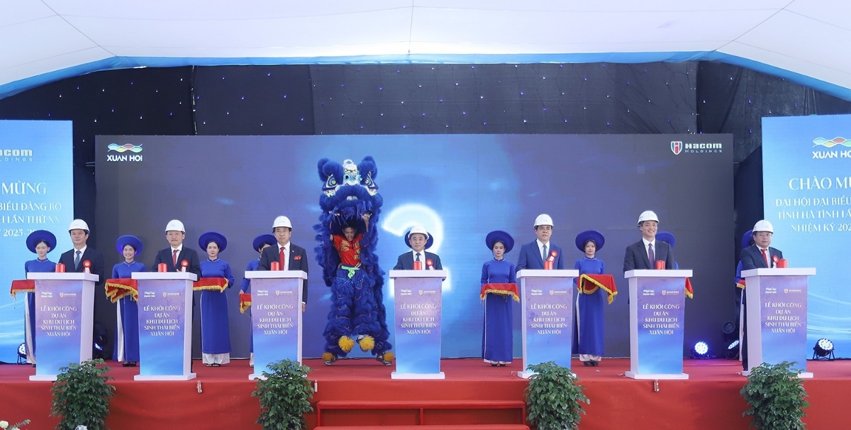 &nbsp;Các đại biểu tiến hành nghi thức bấm nút khởi công dự án Khu du lịch sinh thái biển Xuân Hội. Ảnh: Văn Đức