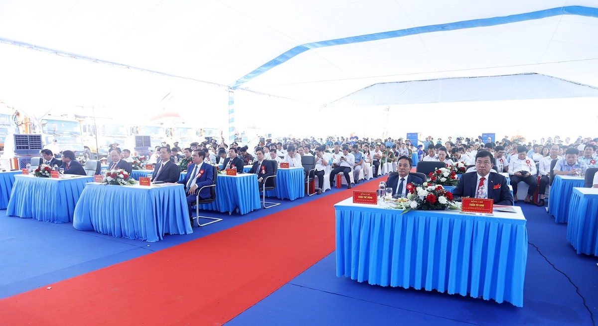 Các đại biểu dự lễ khởi công dự án Khu du lịch sinh thái biển Xuân Hội. Ảnh: Văn Đức