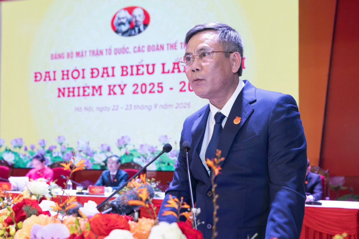 &nbsp;Ông Trần Thắng, Phó Bí thư Đảng ủy Mặt trận Tổ quốc, các đoàn thể Trung ương, Chủ nhiệm Ủy ban Kiểm tra Đảng ủy, Trưởng ban Thẩm tra tư cách đại biểu báo cáo thẩm tra tư cách đại biểu dự Đại hội.