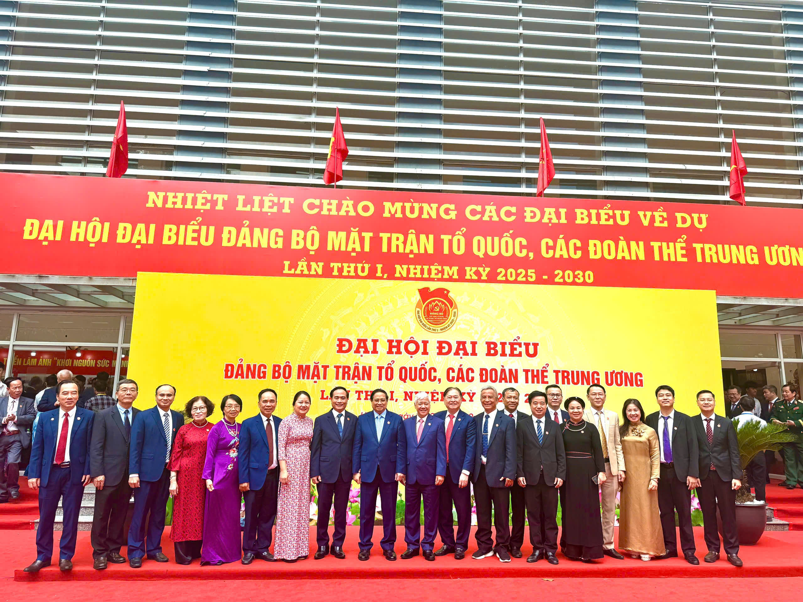 Thủ tướng Chính phủ Phạm Minh Chính cùng đoàn đại biểu Đảng bộ Liên hiệp các Hội Khoa học và Kỹ thuật Việt Nam chụp ảnh lưu niệm tại đại hội.