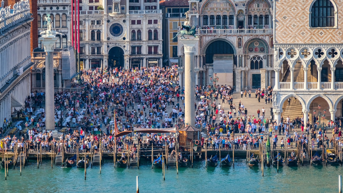 Các địa điểm nổi tiếng tại châu Âu đang đối mặt với tình trạng quá tải du lịch trầm trọng.
