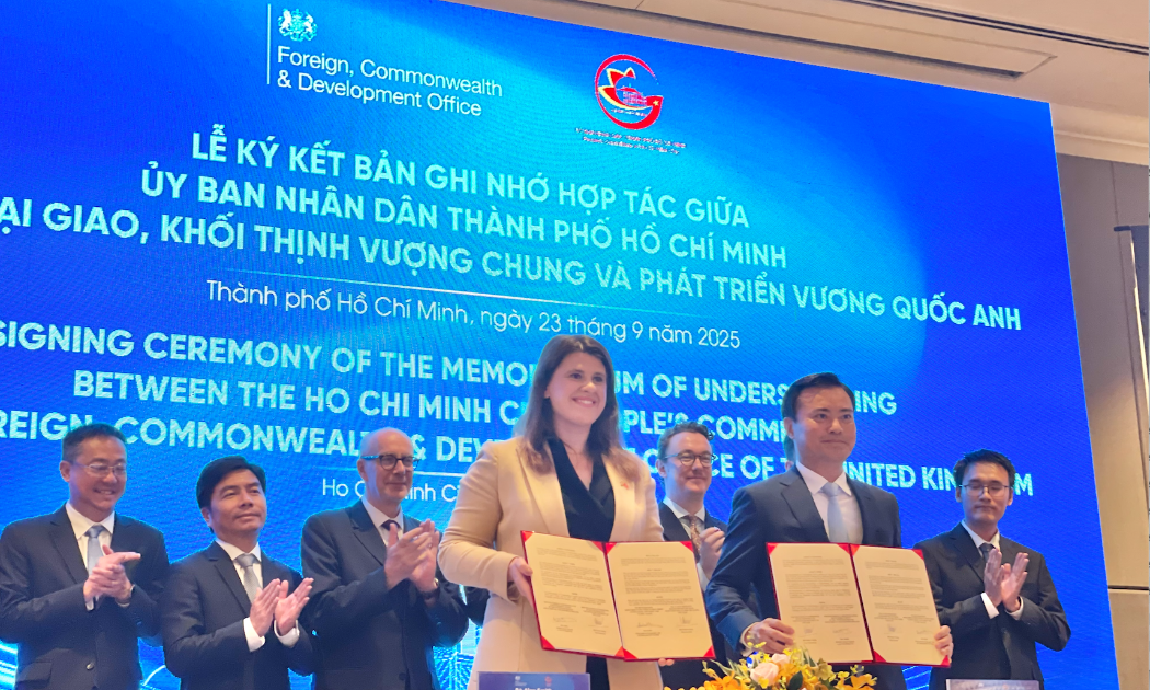 Bà Alexandra Smith, Tổng Lãnh sự Anh tại Thành phố Hồ Chí Minh và ông Bùi Xuân Cường, Phó Chủ tịch Ủy ban nhân dân TP.HCM, ký kết MOU. Ảnh: Như Quỳnh