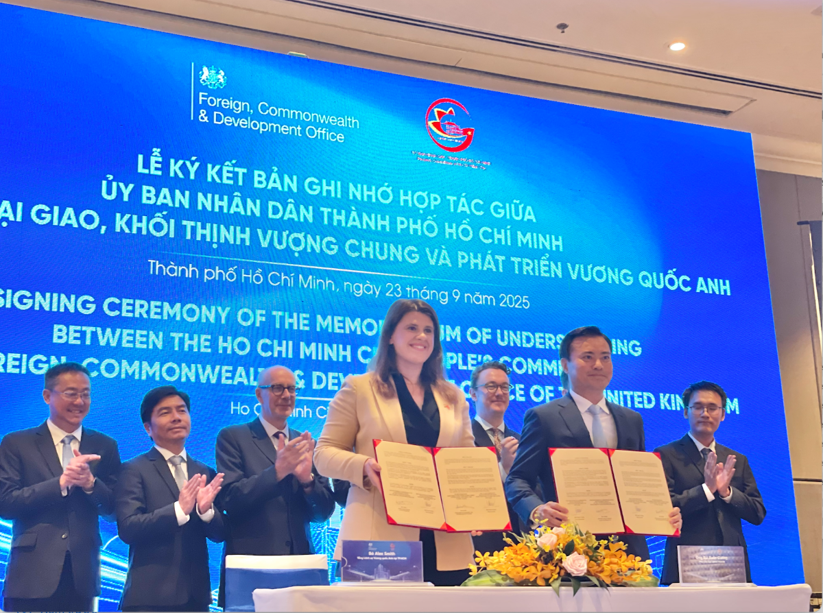 Bà Alexandra Smith, Tổng Lãnh sự Anh tại Thành phố Hồ Chí Minh và ông Bùi Xuân Cường, Phó Chủ tịch Ủy ban nhân dân TP.HCM, ký kết MOU. Ảnh: Như Quỳnh
