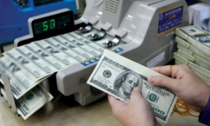 Giá USD tự do chỉ nhỉnh hơn ngân hàng vài đồng