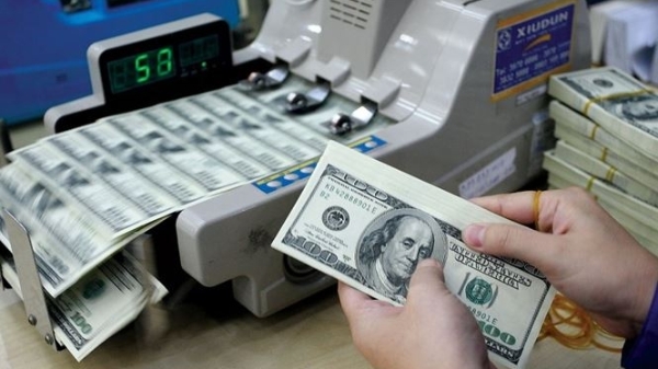 Giá USD tự do chỉ nhỉnh hơn ngân hàng vài đồng