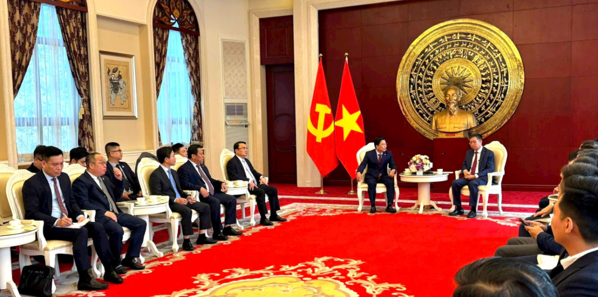 Ông Phạm Thanh Bình - Đại sứ đặc mệnh toàn quyền Việt Nam tại Trung Quốc tiếp và làm việc đoàn công tác gồm đại diện Bộ Ngoại giao Việt Nam, lãnh đạo các tỉnh Nghệ An, Quảng Trị, Tây Ninh. Ảnh: Phan Tú