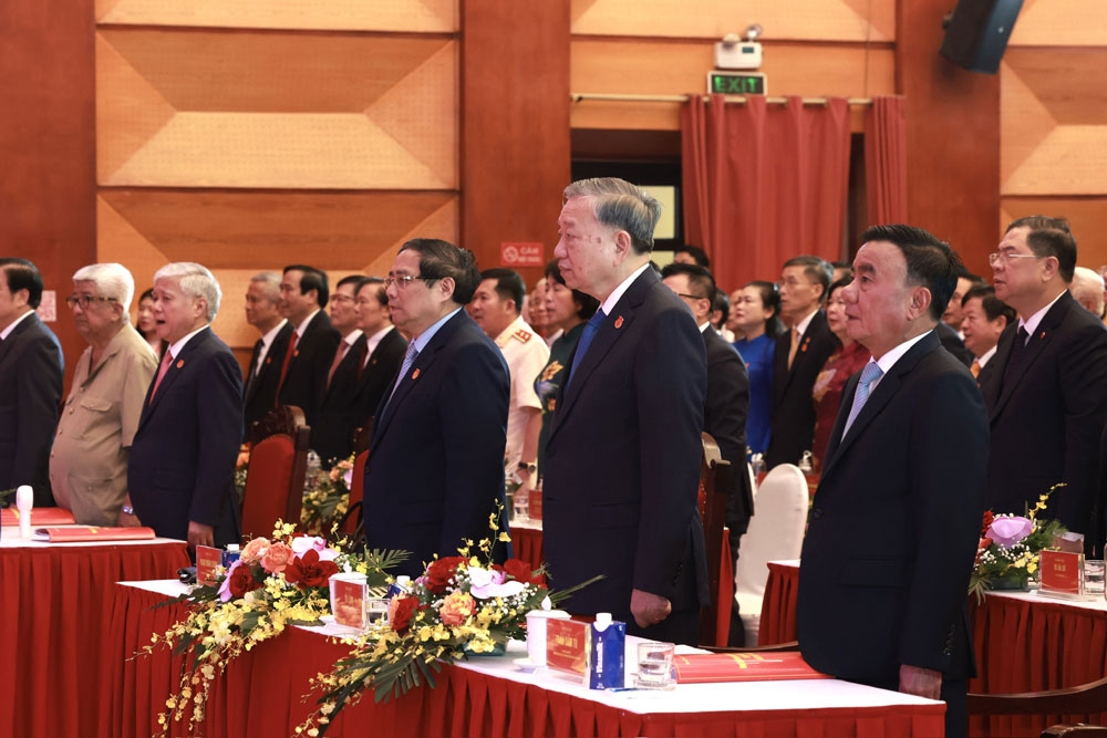 Tổng Bí thư Tô Lâm, Thủ tướng Chính phủ Phạm Minh Chính và các đồng chí lãnh đạo Đảng, Nhà nước, đại biểu dự đại hội thực hiện nghi thức chào cờ. Ảnh: Hải Nguyễn