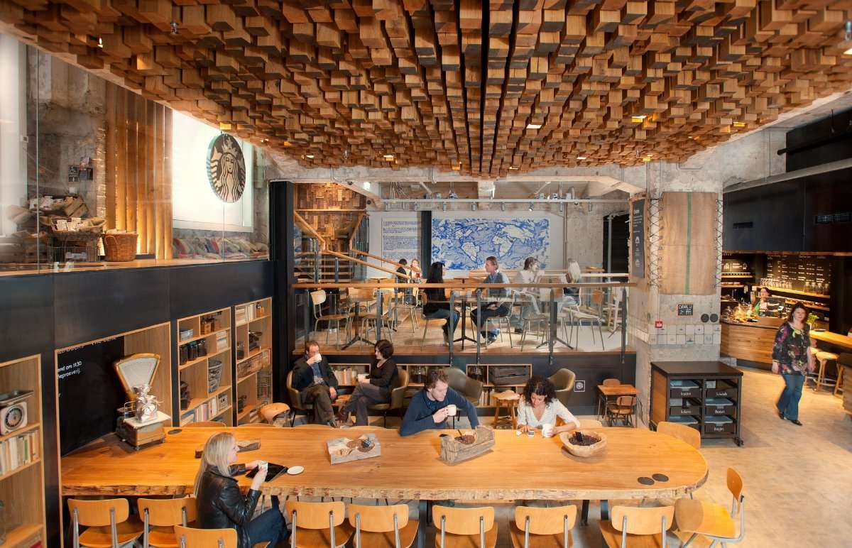 Starbucks đã đầu tư mạnh vào nhân lực và vận hành.