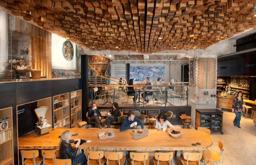 Starbucks đã đầu tư mạnh vào nhân lực và vận hành. 