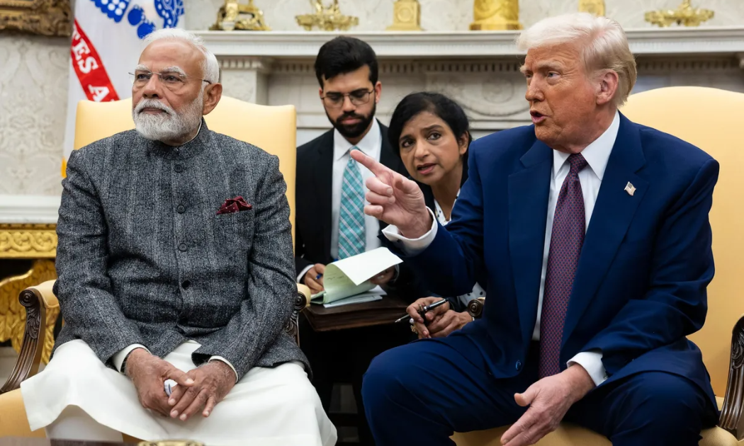 Tổng thống Mỹ Donald Trump (bên phải) và Thủ tướng Ấn Độ Narendra Modi (trái) trong một cuộc làm việc tại Nhà Trắng vào tháng 2/2025 - Ảnh: Bloomberg