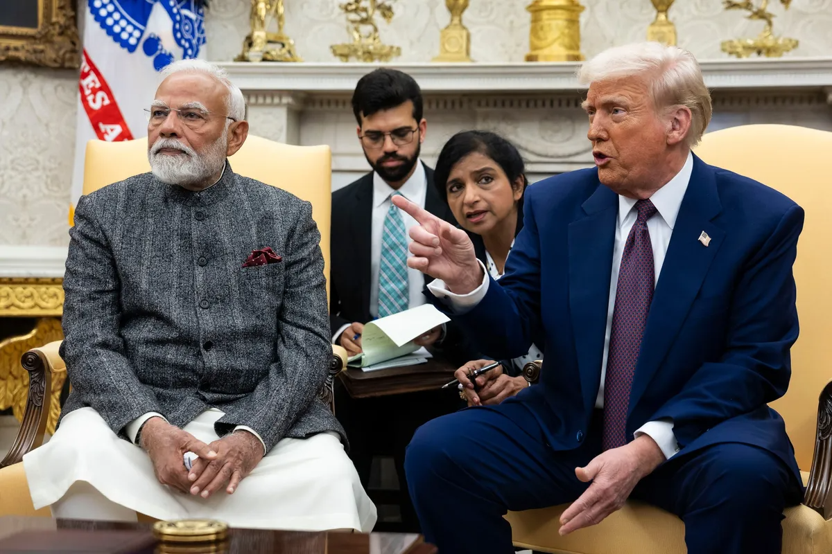 Tổng thống Mỹ Donald Trump (bên phải) và Thủ tướng Ấn Độ Narendra Modi (trái) trong một cuộc làm việc tại Nhà Trắng vào tháng 2/2025 - Ảnh: Bloomberg
