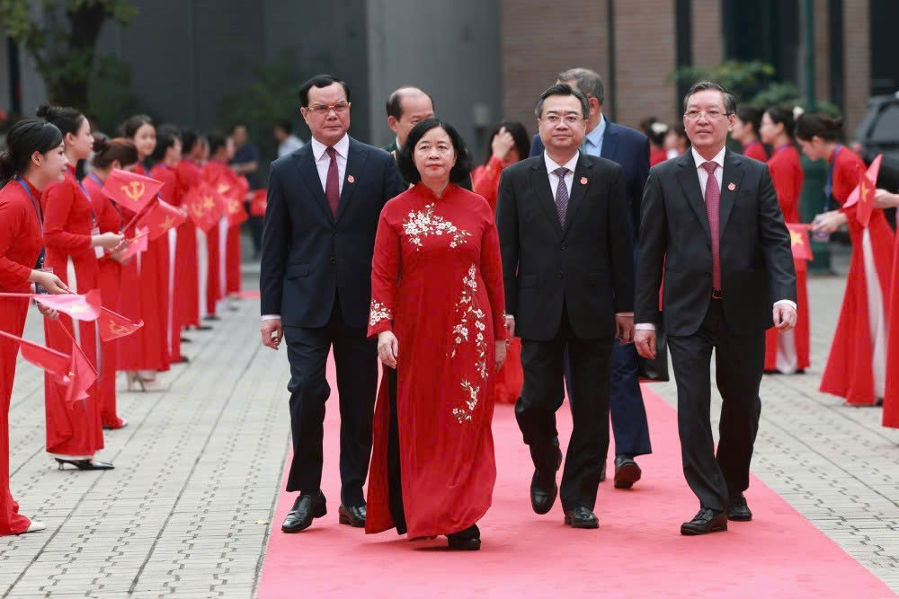 Bà Bùi Thị Minh Hoài, Ủy viên Bộ Chính trị, Bí thư Thành ủy Hà Nội cùng ông Nguyễn Đình Khang, Ủy viên Trung ương Đảng, Ủy viên Ban Thường vụ Đảng ủy Mặt trận Tổ quốc, các đoàn thể Trung ương, Phó Chủ tịch Ủy ban Trung ương Mặt trận Tổ quốc Việt Nam, Chủ tịch Tổng LĐLĐVN; ông Lương Quốc Đoàn, Ủy viên Trung ương Đảng, Ủy viên Ban Thường vụ Đảng ủy Mặt trận Tổ quốc, các đoàn thể Trung ương, Phó Chủ tịch Ủy ban Trung ương Mặt trận Tổ quốc Việt Nam, Chủ tịch Hội Nông dân Việt Nam; ông Nguyễn Thanh Nghị, Ủy viên Trung ương Đảng, Trưởng Ban Chính sách, chiến lược Trung ương tới dự đại hội. Ảnh: Hải Nguyễn.