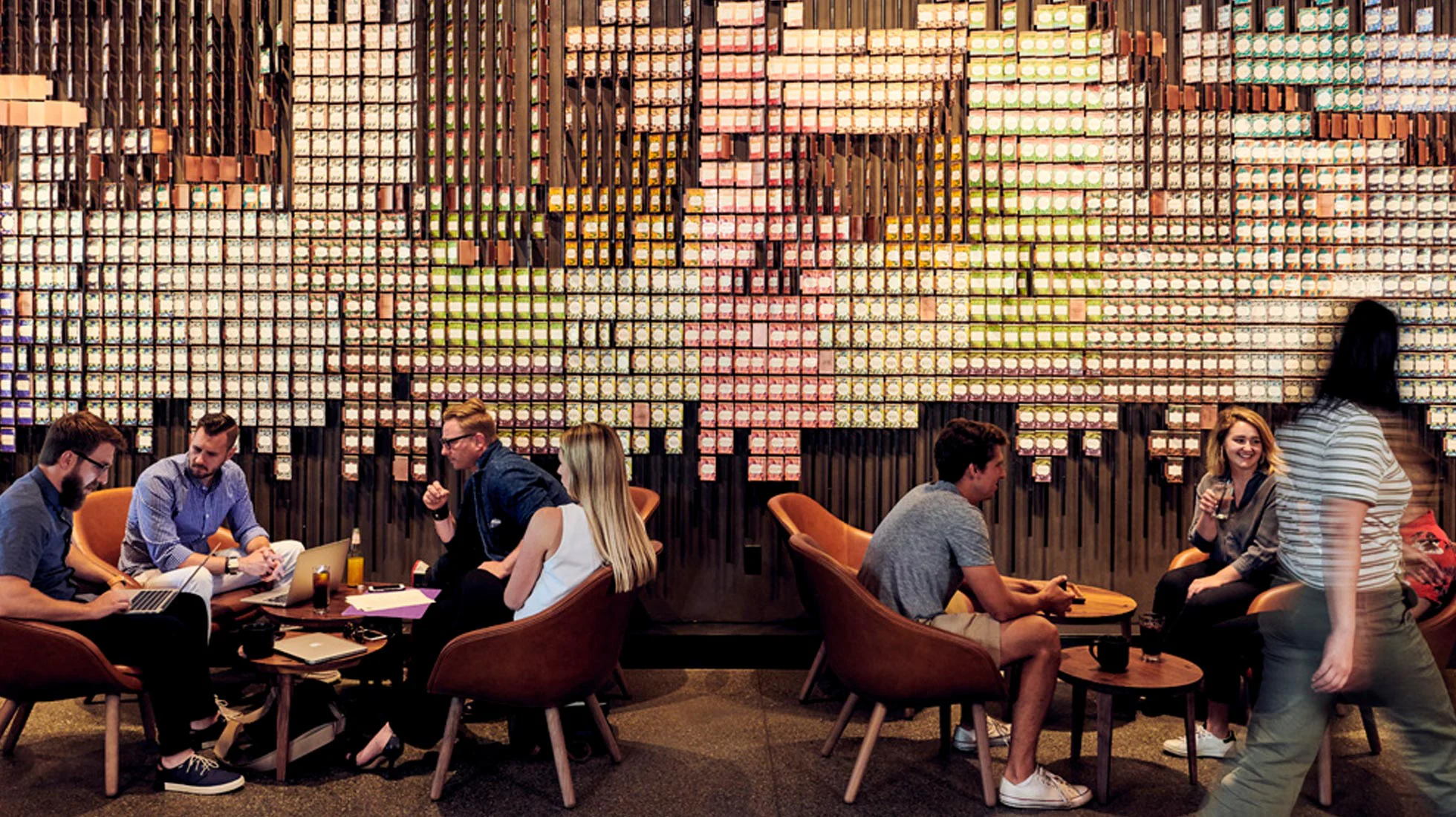 Starbucks muốn trở thành "nơi thứ ba", một địa điểm thoải mái giữa nhà và nơi làm việc.