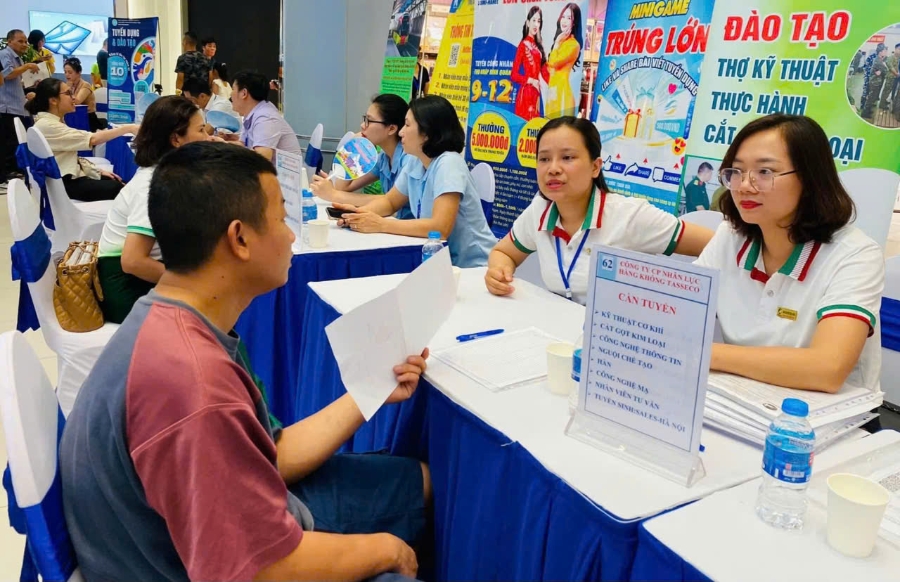 Doanh nghiệp tuyển dụng lao động. Ảnh: TH. 
