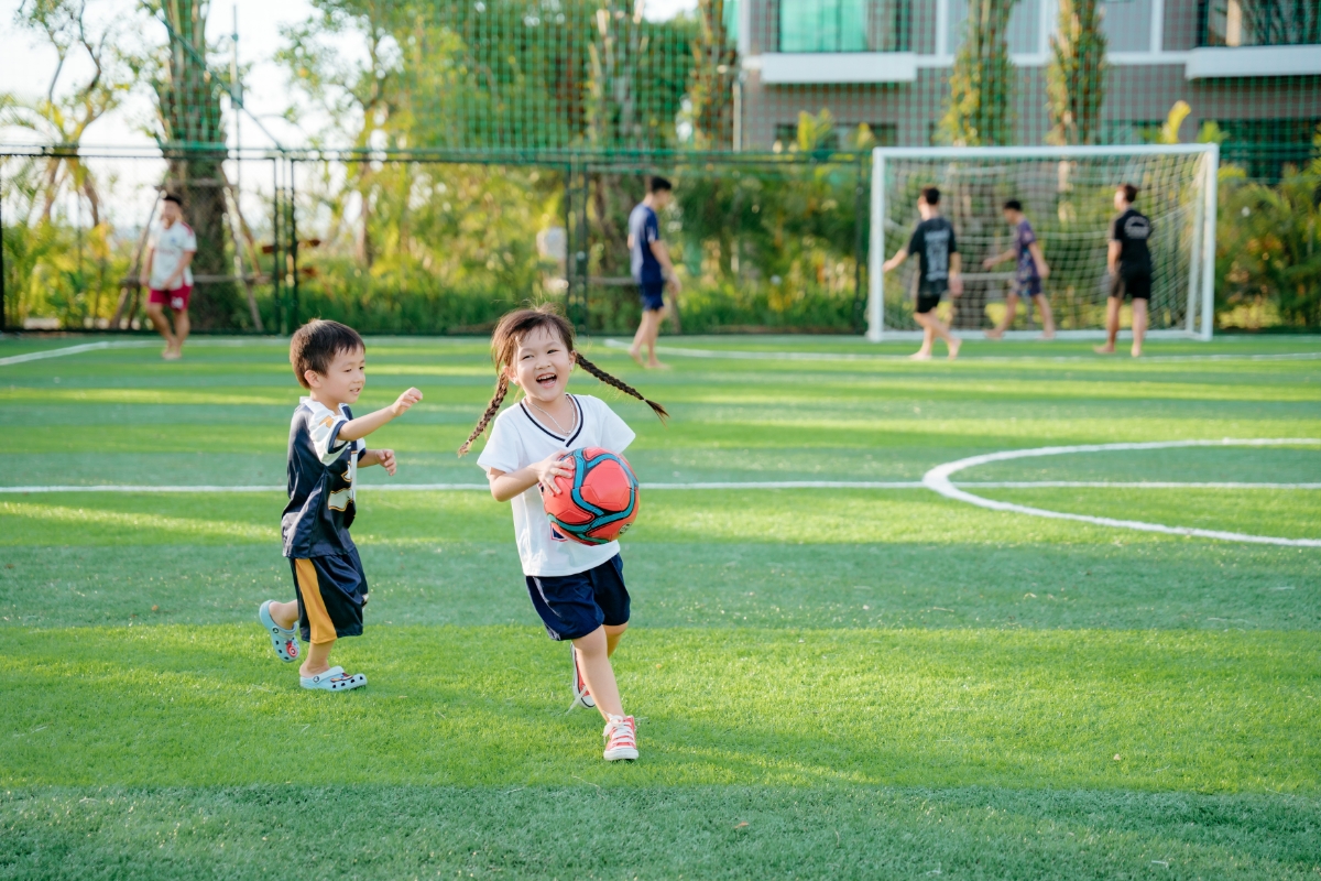 Trẻ vui chơi, vận động trong khuôn viên xanh của đại đô thị xanh lớn nhất Nghệ An.