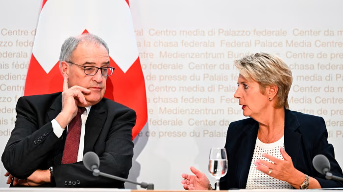 Bộ trưởng Kinh tế Thụy Sĩ Guy Parmelin (trái) sẽ tiếp quản chức vụ tổng thống liên bang từ bà Karin Keller-Sutter (phải) vào năm 2026 - Ảnh: Getty Images