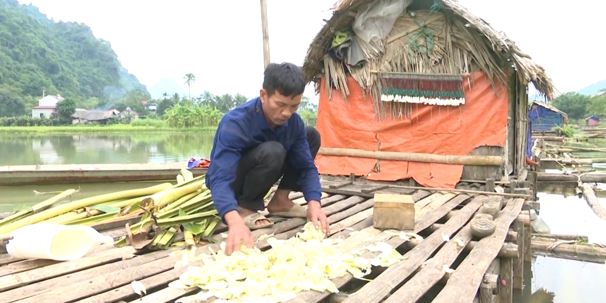 Ông Tấn đang chế biến thức ăn cho cá.