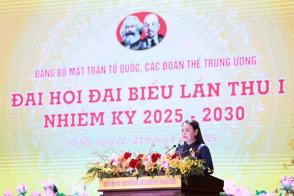 Bà Nguyễn Thị Thu Hà - Ủy viên Trung ương Đảng, Phó Bí thư Thường trực Đảng ủy Mặt trận Tổ quốc, các đoàn thể Trung ương, Phó Chủ tịch - Tổng Thư ký Ủy ban Trung ương Mặt trận Tổ quốc Việt Nam trình bày dự thảo Báo cáo chính trị của Ban Chấp hành Đảng bộ Mặt trận Tổ quốc, các đoàn thể Trung ương nhiệm kỳ 2020- 2025 trình Đại hội đại biểu Đảng bộ lần thứ I, nhiệm kỳ 2025 - 2030. Ảnh: Hải Nguyễn.