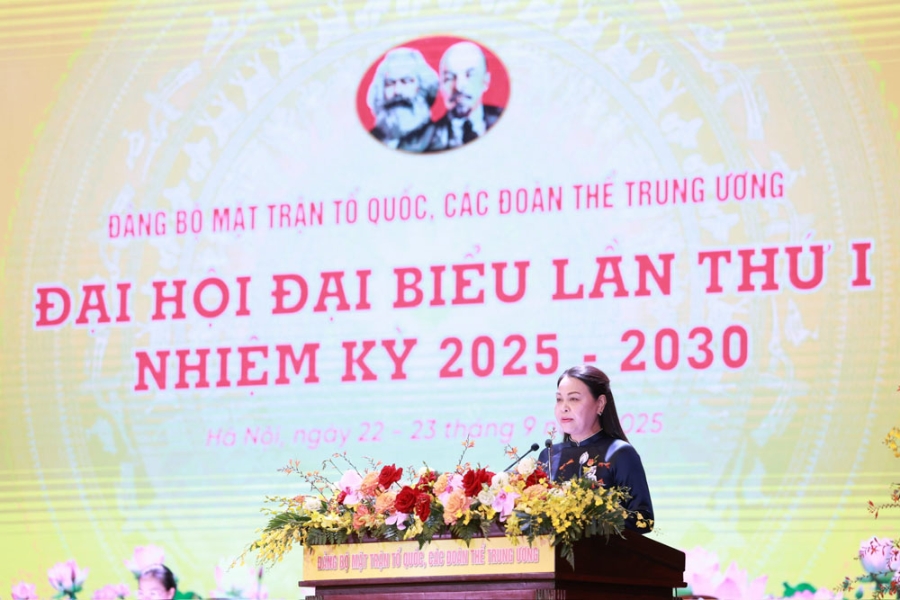 Bà Nguyễn Thị Thu Hà - Ủy viên Trung ương Đảng, Phó Bí thư Thường trực Đảng ủy Mặt trận Tổ quốc, các đoàn thể Trung ương, Phó Chủ tịch - Tổng Thư ký Ủy ban Trung ương Mặt trận Tổ quốc Việt Nam trình bày dự thảo Báo cáo chính trị của Ban Chấp hành Đảng bộ Mặt trận Tổ quốc, các đoàn thể Trung ương nhiệm kỳ 2020- 2025 trình Đại hội đại biểu Đảng bộ lần thứ I, nhiệm kỳ 2025 - 2030. Ảnh: Hải Nguyễn.