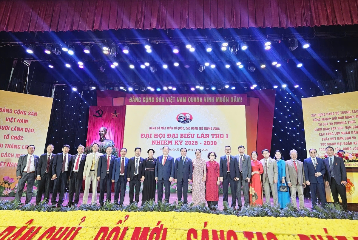 TSKH Phan Xuân Dũng, Chủ tịch Liên Hiệp hội Việt Nam, Bí thư Đảng ủy; Phó Bí thư Thường trực Đảng ủy Phạm Ngọc Linh và đoàn đại biểu Đảng bộ Liên hiệp các Hội Khoa học và Kỹ thuật Việt Nam chụp ảnh tại đại hội.