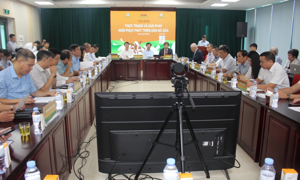 Quang cảnh toạ đàm. Ảnh Chu Khôi