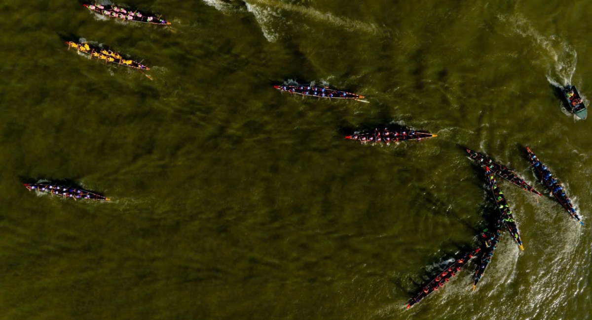 Đua ghe trên sông Hương.