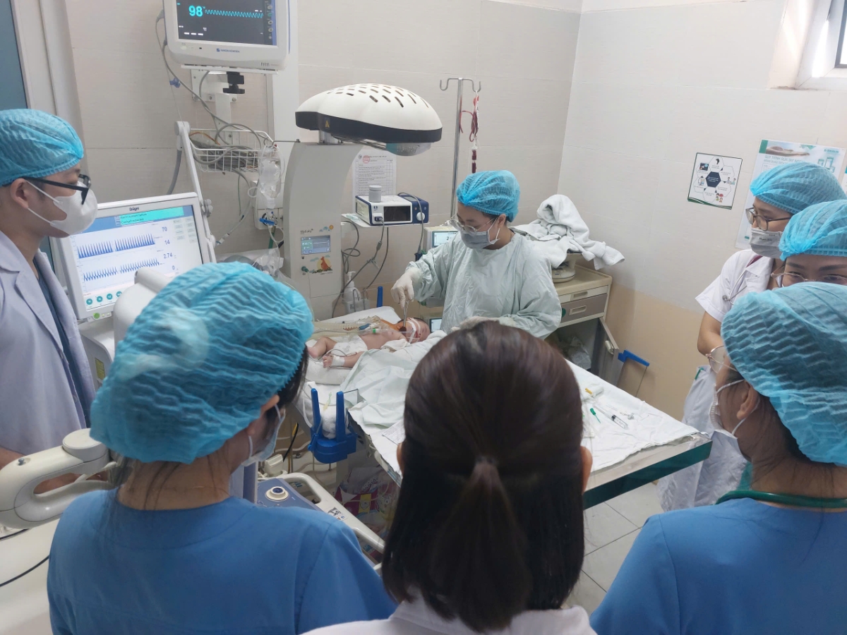 BVĐK Đức Giang áp dụng thành công thở máy HFO cứu sống trẻ sơ sinh ARDS nặng.