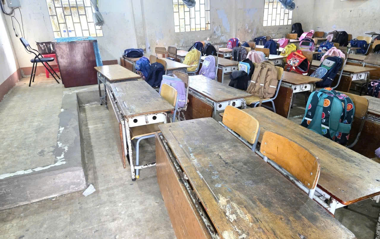 Phản ảnh của báo chí và dư luận trong phụ huynh học sinh trước đó về cơ sở vật chất xuống cấp trầm trọng của trường tiểu học Vĩnh Tân. Ảnh: TPO
