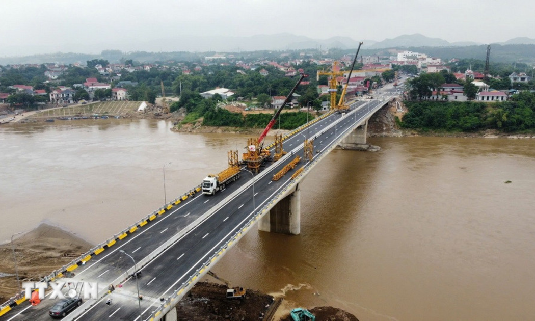 Cầu Phong Châu mới sẽ được thông xe vào ngày 28/9. Ảnh: TTXVN