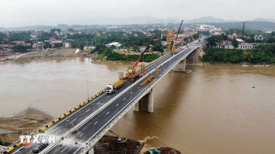 Cầu Phong Châu mới sẽ được thông xe vào ngày 28/9. Ảnh: TTXVN