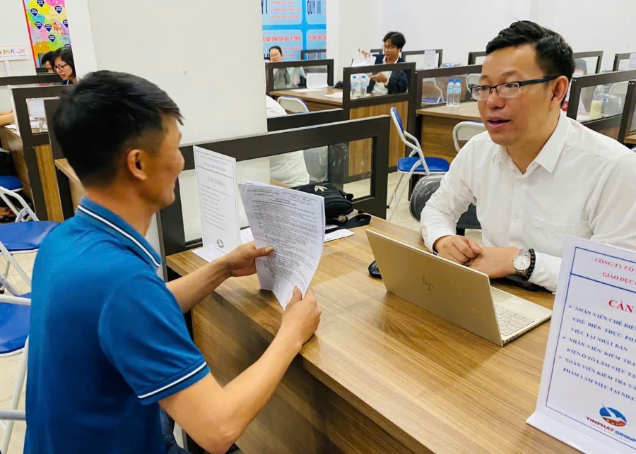 Người lao động tham gia phỏng vấn tìm việc tại Sàn việc làm Hà Nội. Ảnh: TH.