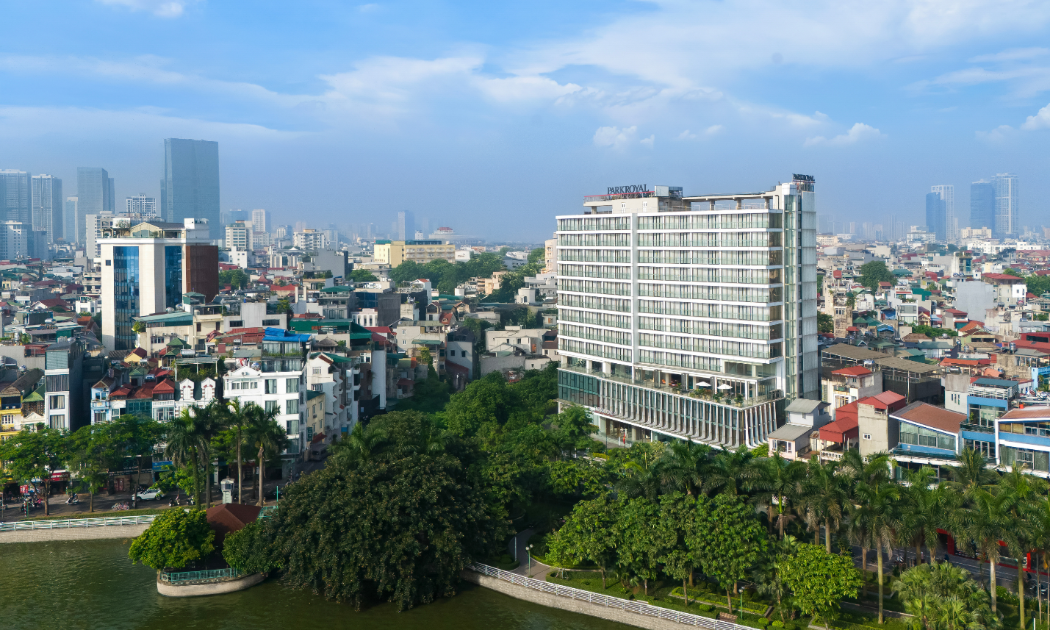 Parkroyal Serviced Suites Hanoi tọa lạc tại vị trí đắc địa bên Hồ Tây.