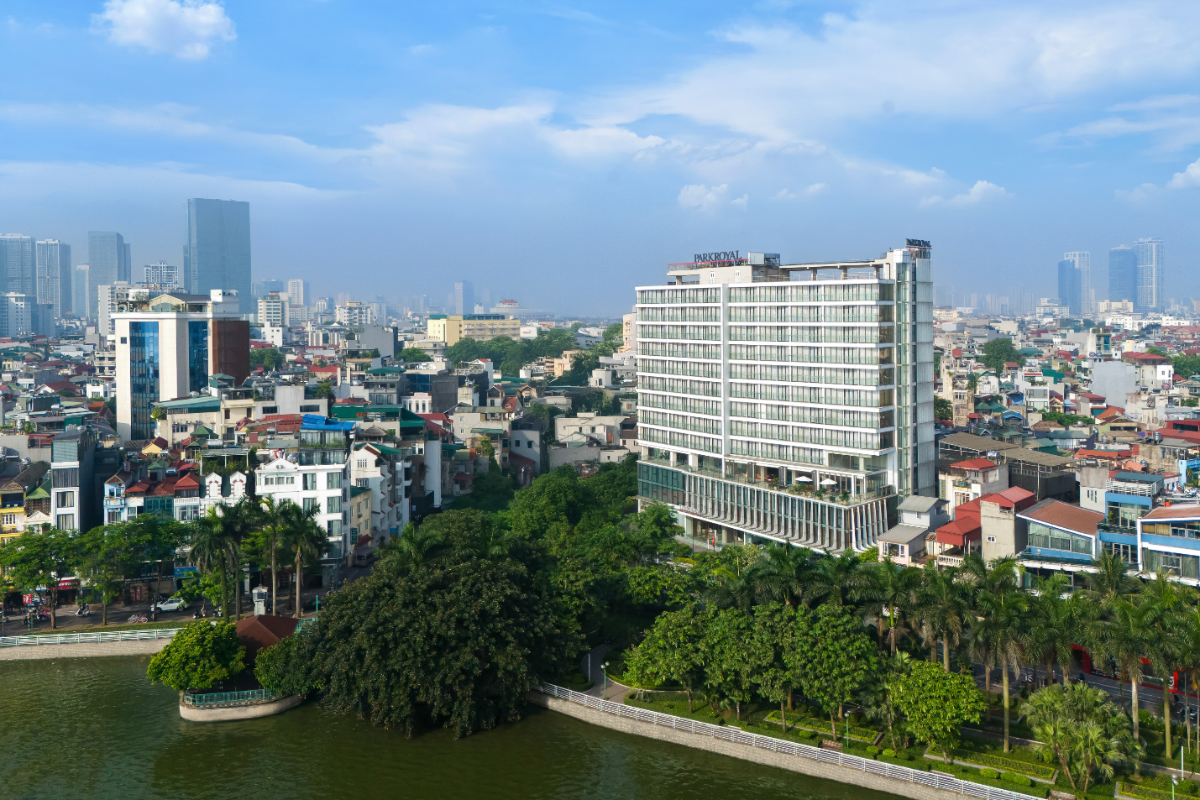 Parkroyal Serviced Suites Hanoi tọa lạc tại vị trí đắc địa bên Hồ Tây.