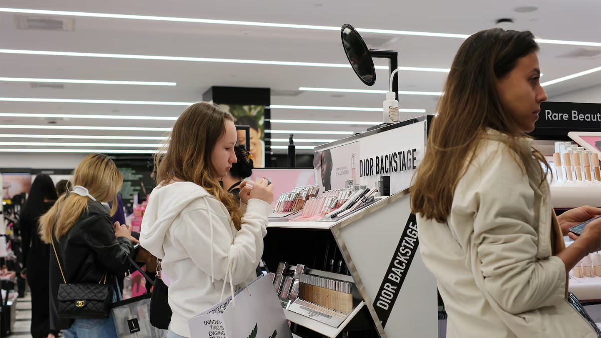 Tiếp xúc với mạng xã hội từ sớm đồng nghĩa với trẻ em tuổi tween sẽ bị ngộp trong thông tin và xu hướng của người trưởng thành.