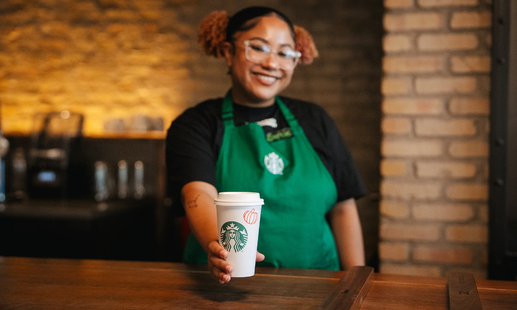 Các nhân viên pha chế Starbucks được yêu cầu phải giao tiếp bằng mắt nhiều hơn.