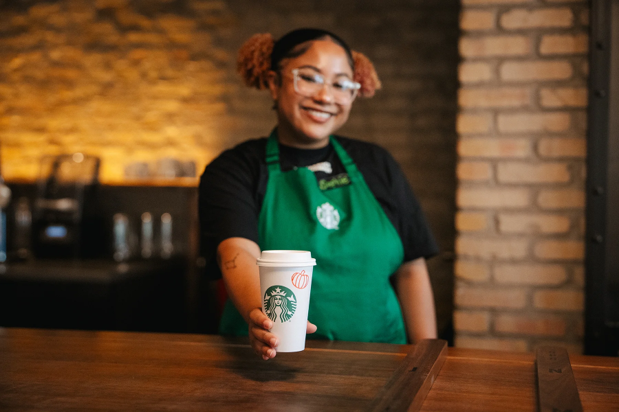Các nhân viên pha chế Starbucks được yêu cầu phải giao tiếp bằng mắt nhiều hơn.