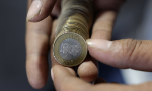 Rupee sụt xuống mức thấp kỷ lục, Ngân hàng Trung ương Ấn Độ có thể đã can thiệp