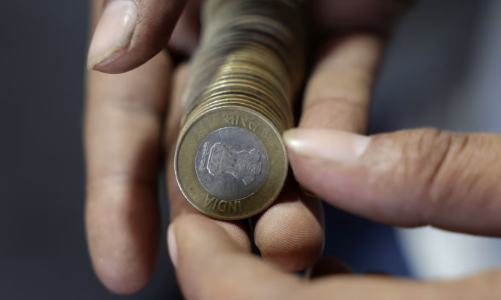 Rupee sụt xuống mức thấp kỷ lục, Ngân hàng Trung ương Ấn Độ có thể đã can thiệp