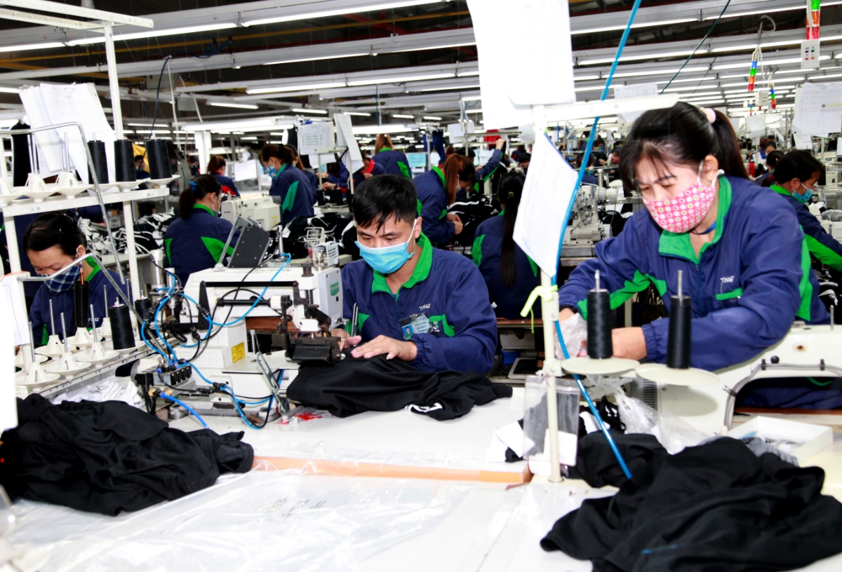 Người lao động làm việc trong nhà máy. Ảnh: Mạnh Dũng.