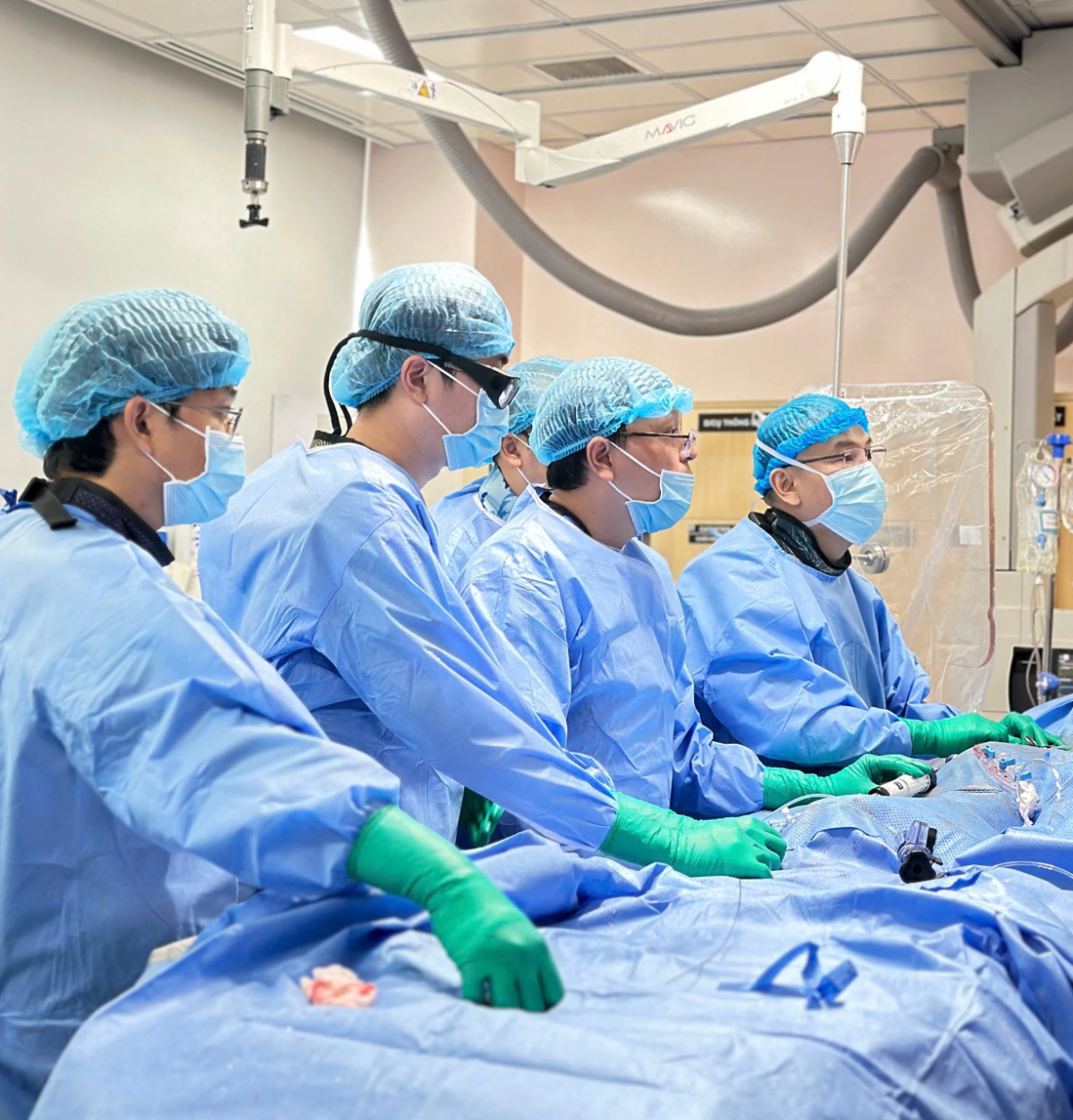 Ê kíp Bệnh viện Đại học Y Dược TP.HCM thực hiện kỹ thuật tim mạch can thiệp Valve-in-Valve TAVI.