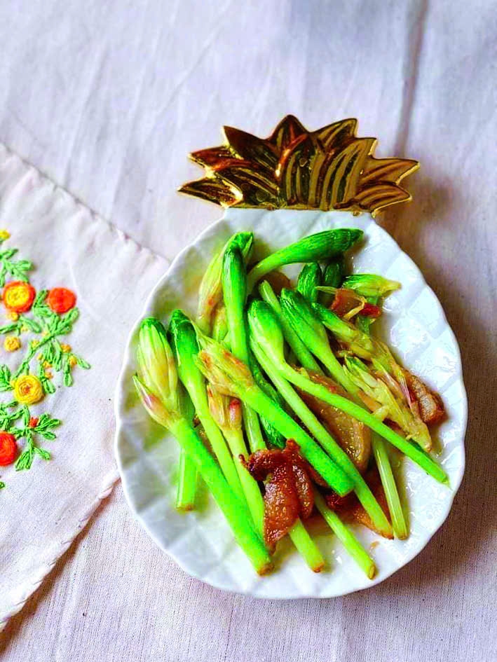 Chế biến món ăn từ hoa gừng.