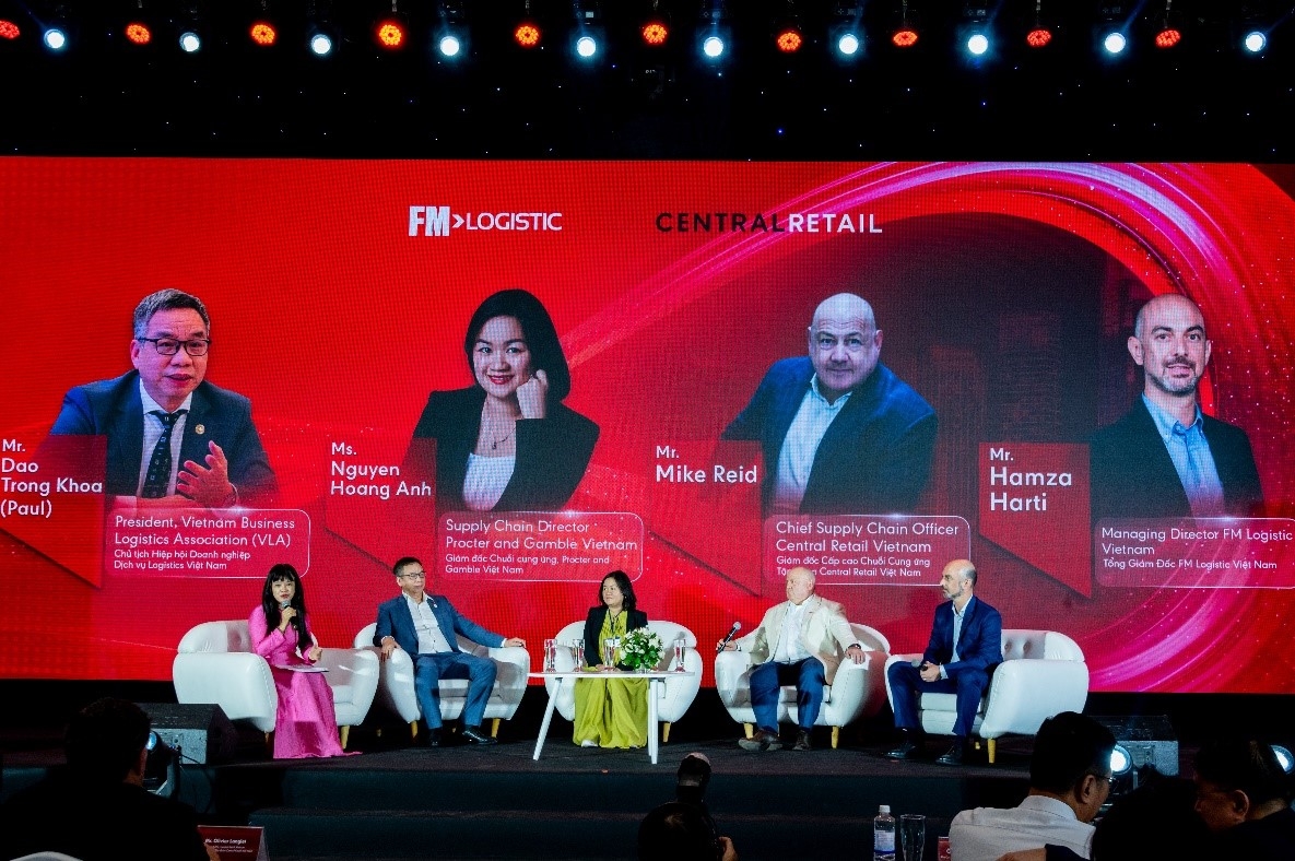 Các diễn giả tham gia toạ đàm “Xây dựng chuỗi cung ứng tốt hơn cho Việt Nam, thông qua bán lẻ hiện đại, hợp tác chuyên nghiệp và số hoá”.